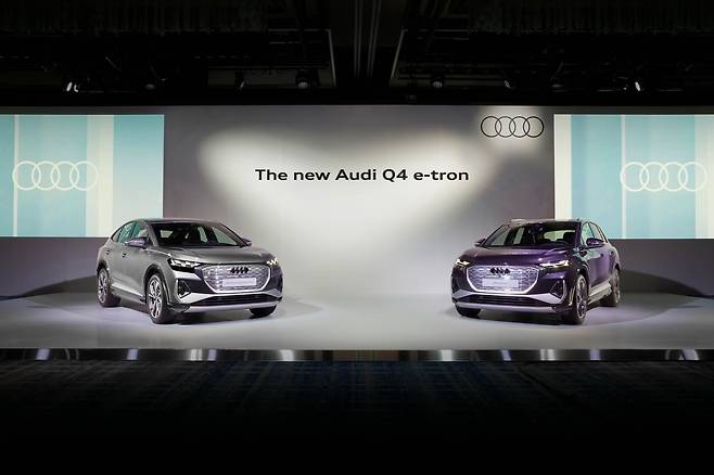 ‘더 뉴 아우디 Q4 e-트론 40’(오른쪽)과 ‘더 뉴 아우디 Q4 스포트백 e-트론 40’(왼쪽). /아우디코리아 제공