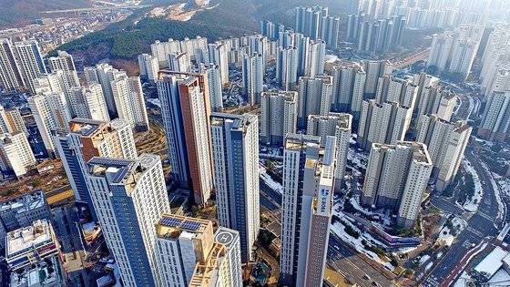 경기도 화성시 동탄신도시에서 최고 4억원가량 급락한 실거래가 신고가 잇따르고 있다. 서울 강남도 실거래가 급락 불안에 휩싸였다. 사진은 동탄신도시 모습. 뉴스1