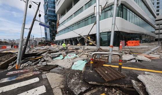6일 제11호 태풍 힌남노가 지나간 부산 수영구 광안리해수욕장 인근 호안도로변에 도로와 상가 유리창이 방파제를 넘어온 파도에 부서져 있다. 송봉근 기자