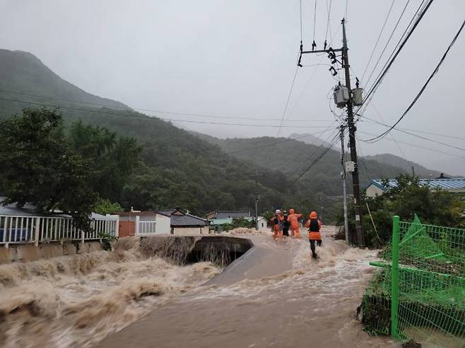 태풍 ‘힌남노’가 관통하면서 경북 포항 지역의 피해가 속출하고 있다. (경북소방본부 제공) 2022.09.06