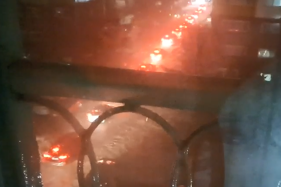 경북 포항 남구 오천읍의 한 아파트에서 6일 새벽 3시 지하주차장이 침수됐다는 방송을 들은 주민들이 차량을 대피시키고 있는 모습. 독자 A씨 제공