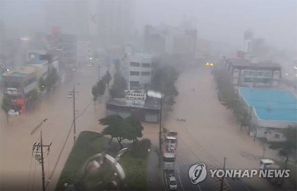 물에 잠긴 포항 도심 도로 [사진 = 연합뉴스]
