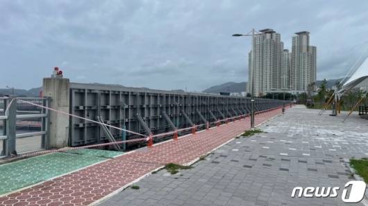 5일 오전 경남 창원시 마산합포구 마산만 방재언덕에 해일 방지 차수벽이 세워져 있다. /사진=뉴스1