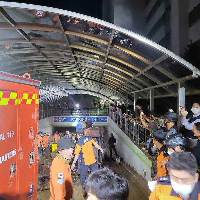 [포항=뉴시스] 고여정 기자 = 6일 오후 경북 포항시 남구의 한 아파트에서 소방당국이 태풍 '힌남노'로 인해 지하 주차장에서 실종된 주민 7명중 1명이 구조됐다. 2022.09.06 ruding@newsis.com  *재판매 및 DB 금지