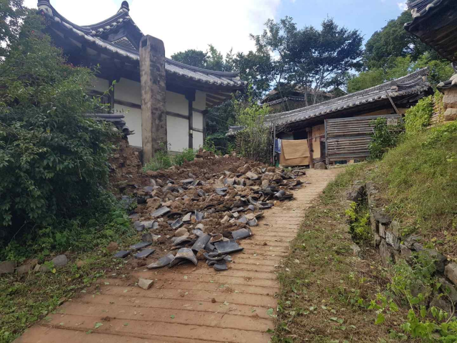 태풍 힌남노의 상륙으로 유네스코 세계문화유산으로 지정된 경주 양동마을 내 양졸정 담벼락이 무너졌다. /사진제공=문화재청