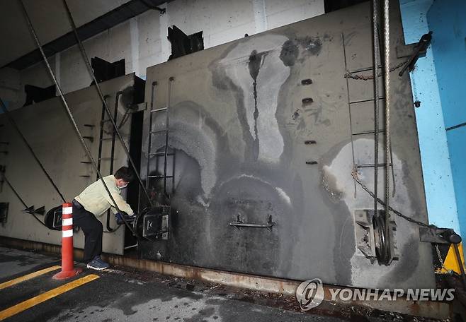 '홍수 피해 없도록'…닫히는 나들문 (울산=연합뉴스) 김용태 기자 = 제11호 태풍 '힌남노'가 북상하고 있는 5일 오전 울산시 중구 태화강변과 시내를 연결하는 통로인 성남나들문이 닫히고 있다. 이 시설물은 홍수 시 수문을 내려 강물 유입을 차단해 침수를 방지한다. 2022.9.5 yongtae@yna.co.kr