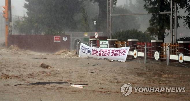 물에 잠긴 포항 장기면 (포항=연합뉴스) 김현태 기자 = 태풍 '힌남노'로 많은 비가 내리면서 6일 오전 경북 포항시 남구 장기면 일대가 물에 잠겨있다. 2022.9.6 mtkht@yna.co.kr