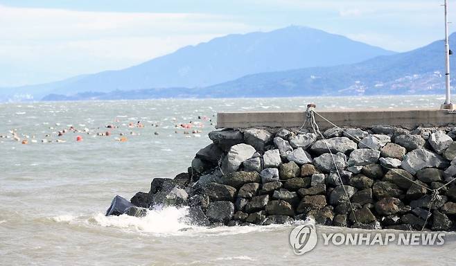 태풍에 부서진 여수 방파제 (여수=연합뉴스) 천정인 기자 = 제11호 태풍 힌남노가 지나간 6일 오전 전남 여수시 돌산읍 상하동방파제 일부가 훼손돼 있다. 2022.9.6 iny@yna.co.kr