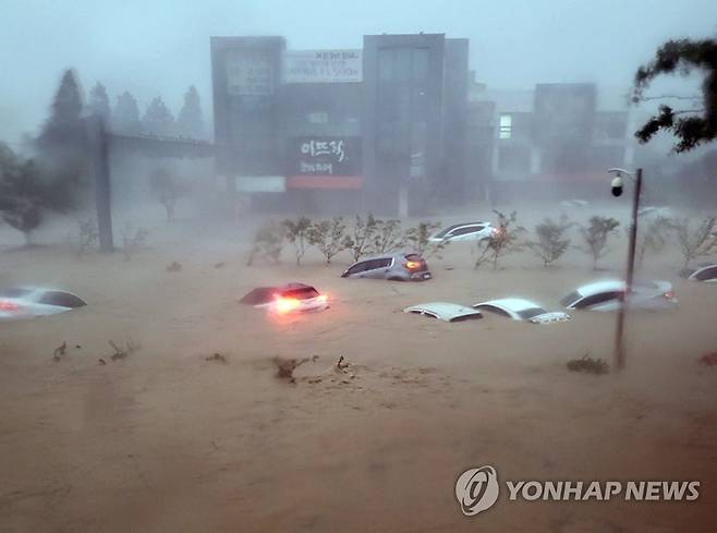 포항시 남구 인덕동 일대 물난리 (포항=연합뉴스) 태풍 힌남노의 영향으로 6일 오전 경북 포항시 남구 인덕동 이마트 매장 일부와 도로 등이 침수됐다. 2022.9.6 [독자 배경화씨 제공. 재판매 및 DB금지] photo@yna.co.kr
