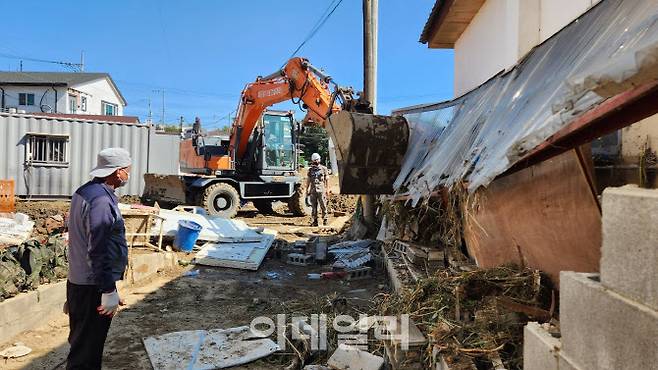 해군 장병들이 태풍 피해 복구 대민지원 활동을 하고 있다. (사진=해군)