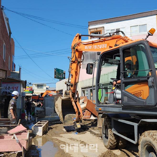 해군 장병들이 태풍 피해 복구 대민지원 활동을 하고 있다. (사진=해군)