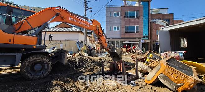 해군 장병들이 태풍 피해 복구 대민지원 활동을 하고 있다. (사진=해군)