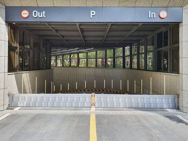 서울 강남권에 최근 지어진 한 아파트 지하 주차장 입구에 설치된 차수판. 차수판은 건물에 물이 들어오지 않게 막는 장치다. /독자 제공