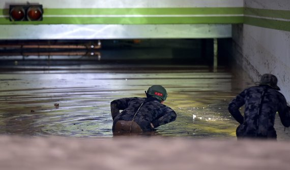 지난 6일 밤 경북 포항시 남구의 한 아파트에서 해병대 특수수색대 대원들이 태풍 '힌남노'로 인해 지하 주차장에서 실종된 주민들을 찾는 수색작업을 벌이고 있다.사진=뉴시스