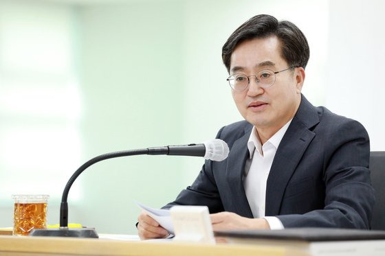 김동연 경기도지사가 지난달 31일 경기도청에서 주재한 ‘8월 도정 열린회의’에 참석해 발언하고 있다. 사진 경기도