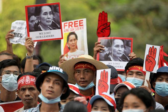 지난해 2월 22일(현지시간) 미얀마 양곤에서 군부 쿠데타에 저항하는 시위대가 아웅산 수지 국가고문의 석방을 촉구하고 있다. 양곤/로이터연합뉴스