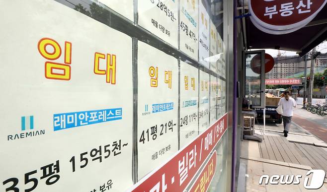 (서울=뉴스1) 장수영 기자 = 7일 서울 강남구에 위치한 한 공인중개사 사무소 유리창에 전월세 매물이 붙어 있다.   최근 집값 하락 분위기가 확산하며 '깡통전세' 불안감도 커지고 있다. 깡통전세가 늘어날 경우 다수의 세입자가 보증금을 돌려 받지 못해 피해를 받을 우려가 있다.   법원경매 전문기업 지지옥션에 따르면 올해 상반기 임차인 및 주택도시보증공사(HUG)가 신청한 강제경매 진행 건수는 총 983건으로 지난해 상반기 659건 대비 약 49% 늘어났다. 2022.8.7/뉴스1  Copyright (C) 뉴스1. All rights reserved. 무단 전재 및 재배포 금지.