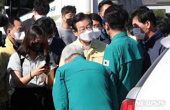 [포항=뉴시스] 고범준 기자 = 이재명 더불어민주당 대표가 7일 경북 포항시 남구 대송다목적복지회관을 찾아 이강덕 포항시장으로부터 제11호 태풍 '힌남노'로 인한 피해현장 보고를 받기 전 인사를 하고 있다. 2022.09.07. bjko@newsis.com