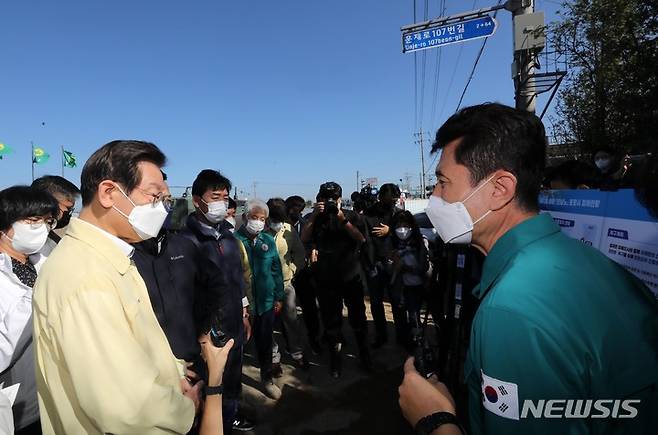 [포항=뉴시스] 고범준 기자 = 이재명 더불어민주당 대표가 7일 오전 경북 포항시 남구 대송다목적복지회관을 찾아 이강덕 포항시장으로부터 제11호 태풍 '힌남노'로 인한 피해현장 보고를 받고 있다. 2022.09.07. bjko@newsis.com