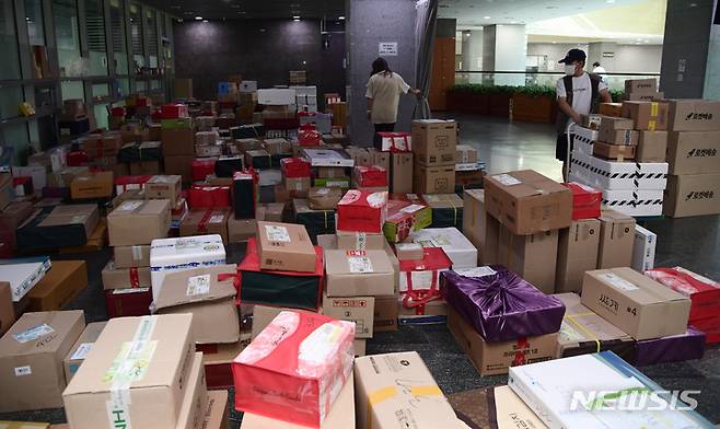 [서울=뉴시스] 김선웅 기자 = 추석을 사흘 앞둔 7일 서울 여의도 국회 의원회관 로비에 국회의원들 앞으로 도착한 추석 선물 택배들이 쌓여 있다. (공동취재사진) 2022.09.07. photo@newsis.com