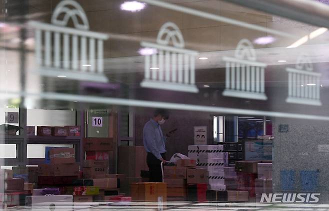 [서울=뉴시스] 김선웅 기자 = 추석을 사흘 앞둔 7일 서울 여의도 국회 의원회관 로비에 국회의원들 앞으로 도착한 추석 선물 택배들이 쌓여 있다. (공동취재사진) 2022.09.07. photo@newsis.com