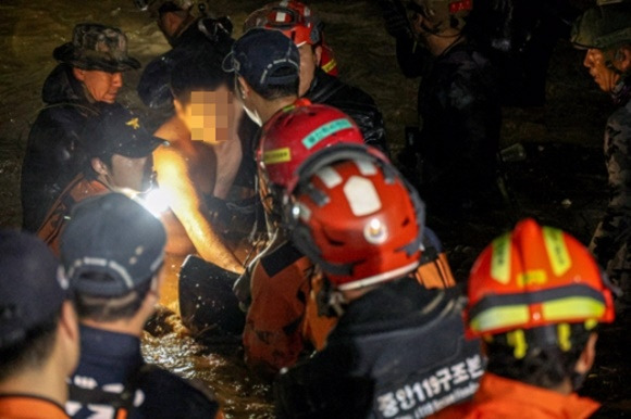 - 6일 저녁 태풍 ‘힌남노’의 폭우로 잠긴 경북 포항시 남구의 한 아파트 지하 주차장에서 소방.군 관계자들이 실종된 주민을 구조하고 있다. 2022.9.6. 매일신문 제공