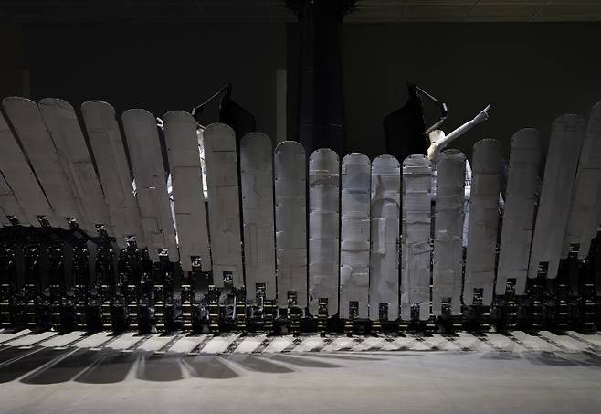 최우람 '작은 방주', 2022, 폐종이박스, 금속 재료, 기계 장치, 전자 장치 (CPU 보드, 모터), 210x230x1272cm. [국립현대미술관 제공. 재판매 및 DB 금지]