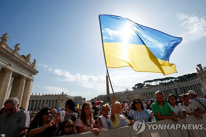 성베드로 광장에서 휘날리는 우크라이나 국기 (바티칸 로이터=연합뉴스) 7일(현지시간) 바티칸 성베드로 광장에서 열린 수요 일반 알현에서 한 사람이 우크라이나 국기를 들고 있다. 2022.9.7 photo@yna.co.kr