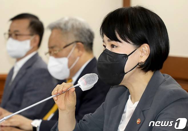 전현희 국민권익위원장이 2일 서울 서초구 한국세무사회관에서 열린 한국소기업소상공인연합회 현장회의에서 인사말을 하고 있다. 전 위원장은 "코로나19와 물가상승 이중고를 겪는 소기업·소상공인의 현장 목소리를 듣고 고충을 해결해나갈 수 있도록 최선을 다 하겠다"고 말했다. (국민권익위원회 제공) 2022.9.2/뉴스1