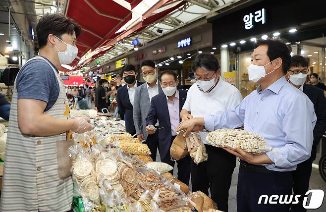 박완수 경남지사가 8일 오후 김해 외동전통시장을 방문해 추석 물가 등 민생경제를 살펴보고 있다.(경남도 제공).2022.9.8.