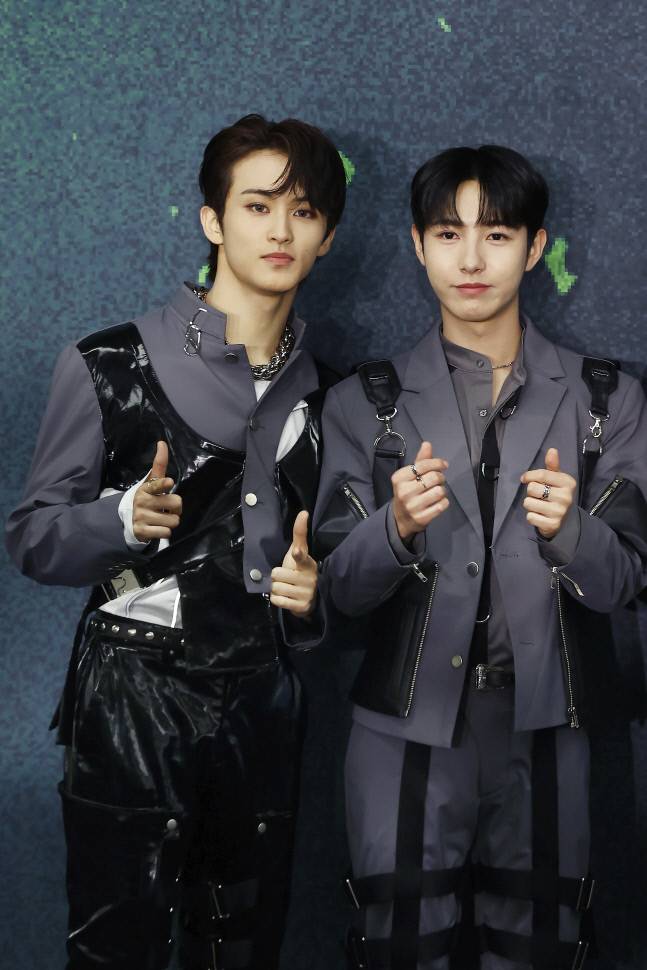 마크와 런쥔    (서울=연합뉴스) 진연수 기자 = 그룹 엔시티 드림 마크(왼쪽)와 런쥔이 8일 오후 서울 송파구 잠실올림픽주경기장에서 열린 두 번째 단독 콘서트 ‘더 드림쇼2 - 인 어 드림(THE DREAM SHOW2 - IN A DREAM)’ 기자회견에서 포즈를 취하고 있다. 2022.9.8    jin90@yna.co.kr(끝)<저작권자(c) 연합뉴스, 무단 전재-재배포 금지>