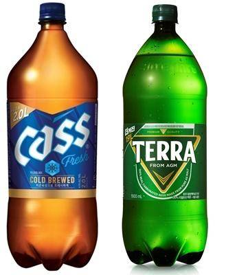 오비맥주의 카스와 하이트진로의 테라 페트병 이미지. 오비맥주·하이트진로 제공