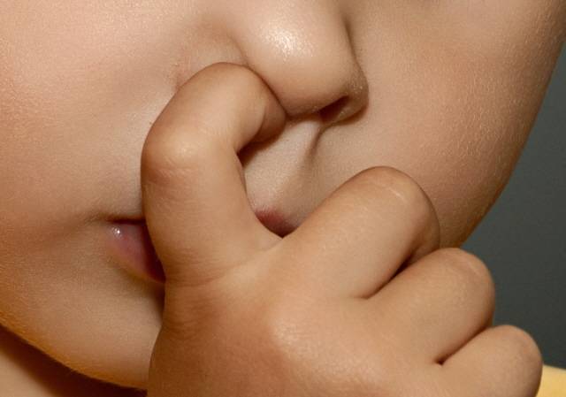 코를 지나치게 세게 파면 내부에 상처가 생겨 바이러스 감염에 취약해질 위험이 있다./사진=게티이미지뱅크