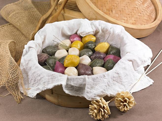 송편 반죽은 뜨거운 물에 익혀서 만들어야 쫄깃하다./사진=게티이미지뱅크