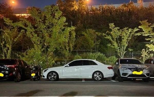 상습적으로 가로로 주차해 주차칸 3개를 점령한 벤츠 차량. [온라인 커뮤니티 보배드림]