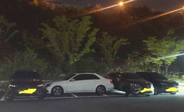 오토바이를 치운 뒤 빠져나갔다가 다음날 또 3칸 주차한 벤츠 차량을 상대로 참교육에 나선 입주차량들. [온라인 커뮤니티 보배드림]