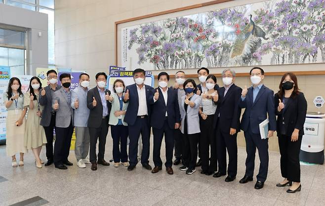 정책 제안 게시판 앞에서 고흥군수와 군의회 의장 등이 모였다. 고흥군 제공