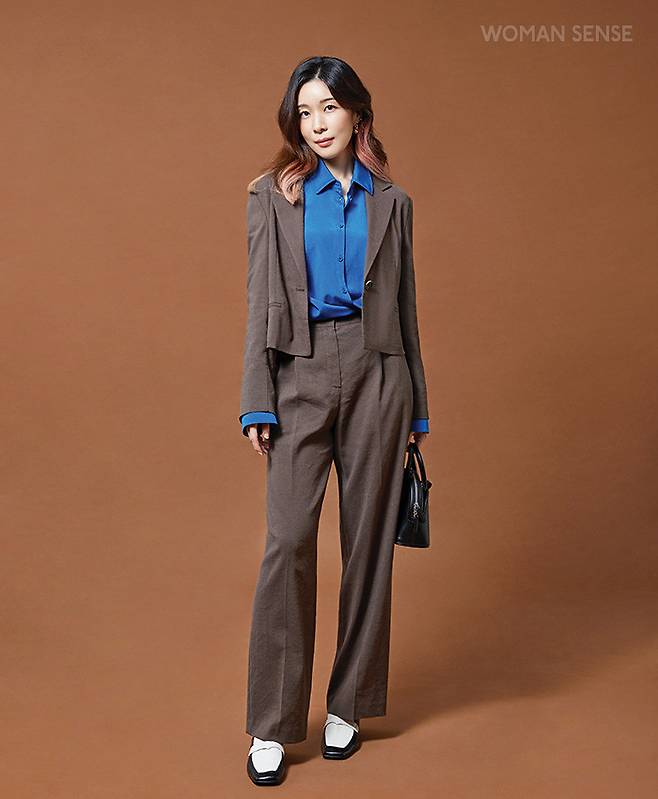 원 버튼 크롭트 재킷 14만8천원·핀턱 와이드 팬츠 8만8천원 모두 시스티나, 실크 소재가 고급스러운 투웨이 랩 셔츠 블라우스 56만8천원 쁘렝땅, 골드 볼 펜던트 이어링 3만5천원 코스, 곡선 라인을 살린 블랙 토트백 1백20만원 MCM, 모노톤의 콤비 로퍼 17만8천원 ​렉켄.