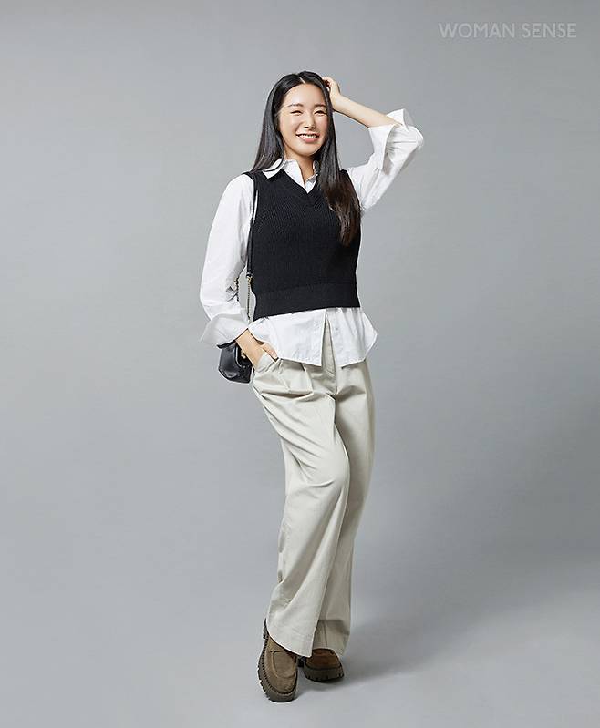 오버사이즈 포플린 화이트 셔츠 9만5천원 아르켓, 스탠더드 핏의 V넥 울 니트 베스트 9만9천원·와이드레그 테일러드 트라우저 15만원 모두 코스, 복주머니를 현대적으로 재해석한 디자인의 토트백 겸 숄더백 17만8천원 랑카스터, 스웨이드 소재의 플랫폼 로퍼 39만7천원 아쉬.