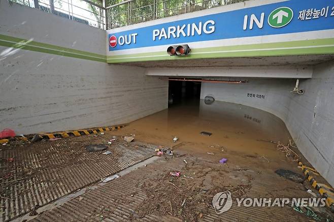 아직 빠지지 않은 물 (포항=연합뉴스) 손대성 기자 = 8일 태풍 힌남노로 대형 인명피해가 난 경북 포항시 남구 인덕동 한 아파트 지하주차장에 물이 완전히 빠지지 않은 채 차 있다. 2022.9.8 sds123@yna.co.kr