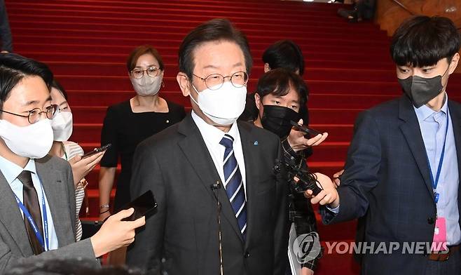 취재진 질문받는 이재명 (서울=연합뉴스) 이정훈 기자 = 더불어민주당 이재명 대표가 7일 오후 국회에서 본회의에 참석한 뒤 이동하며 취재진의 질문을 받고 있다. 2022.9.7 [국회사진기자단] uwg806@yna.co.kr