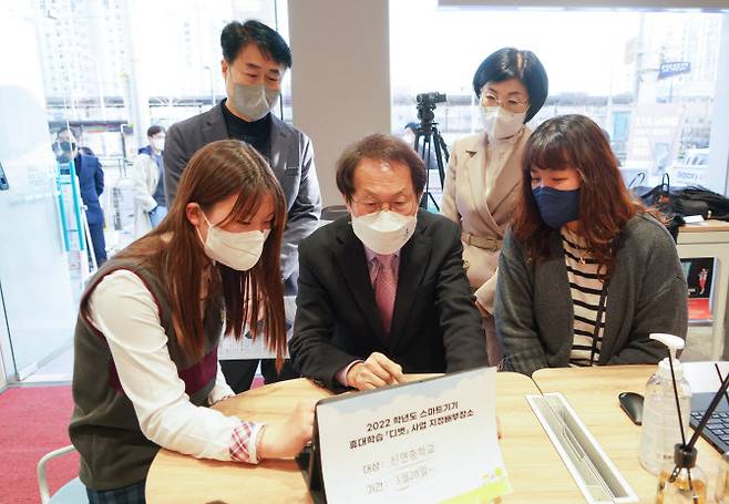 조희연 서울시교육감이 지난 3월 교육용 스마트기기인 ‘디벗’ 배부 현장에서 신연중학교 1학년 학생들과 기기를 살펴보고 있다. (사진=서울시교육청 제공)