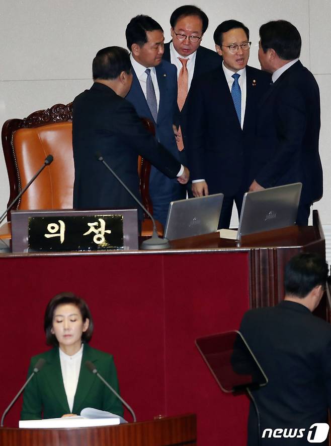 지난 2019년 홍영표 당시 더불어민주당 원내대표가 서울 여의도 국회 본회의장에서 열린 제367회 임시회 본회의 나경원 자유한국당 교섭단체 대표연설 발언에 항의를 하고 있다. 2019.3.12/뉴스1 ⓒ News1 김명섭 기자