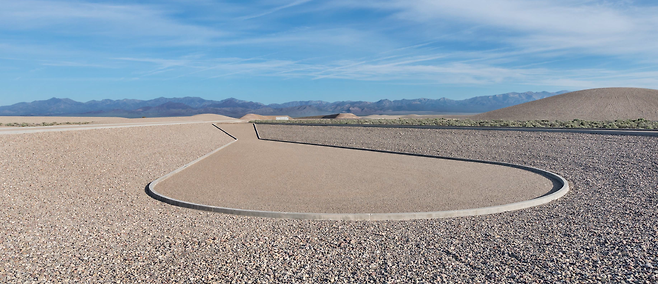 50년을 쏟아 미국 네바다주 사막을 무대로 만든 마이클 하이저의 대지 예술 '도시(City)'. © Michael Heizer. Courtesy Triple Aught Foundation. Photo: Ben Blackwell