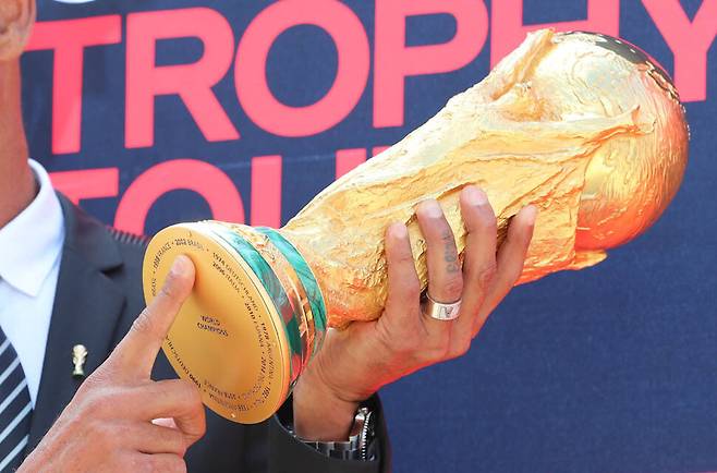 히바우두 FIFA 공식 홍보대사가 8월24일 오전 서울 김포국제공항에 도착한 ‘2022 FIFA 월드컵 트로피 투어 특별 전세기 앞에서 월드컵 트로피를 공개하며 트로피 바닥에 새겨진 2002년 월드컵 우승국 ‘브라질’을 손가락으로 가리키고 있다. 김정효 기자