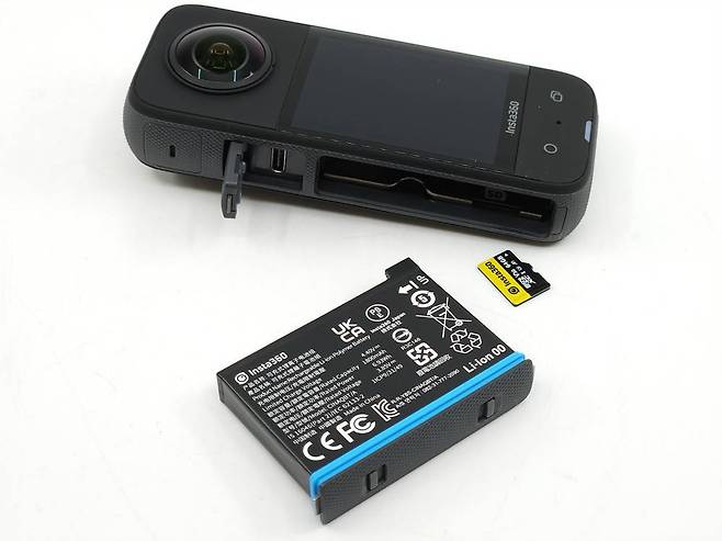 인스타360 X3 배터리와 메모리 슬롯. 출처 = IT동아