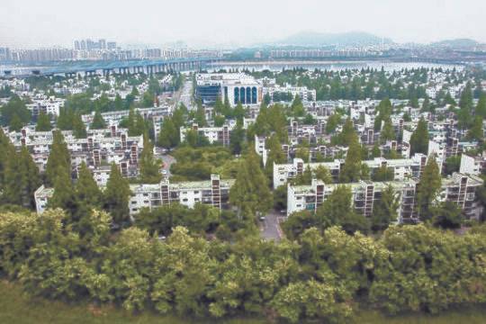 강남 재건축 대장주의 하나인 반포1단지 3주구. 철거 전 기존 아파트 전경.