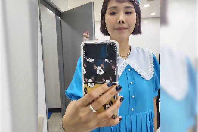 LG전자 스마트폰의 오랜 사용자로 알려진 개그우먼 신봉선이 삼성전자 갤럭시Z 플립3 모델을 사용하고 있는 모습이 포착됐다. [신봉선 인스타그램]