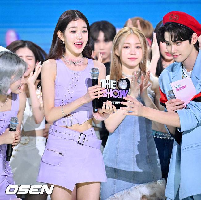 [OSEN=민경훈 기자] 6일 오후 서울 상암동 SBS프리즘타워에서 SBS MTV ‘THE SHOW(더쇼)’ 생방송이 진행됐다.더쇼 초이스에서 선정된 아이브(IVE)의 장원영이 트로피를 받으며 미소짓고 있다. 2022.08.06 /rumi@osen.co.kr
