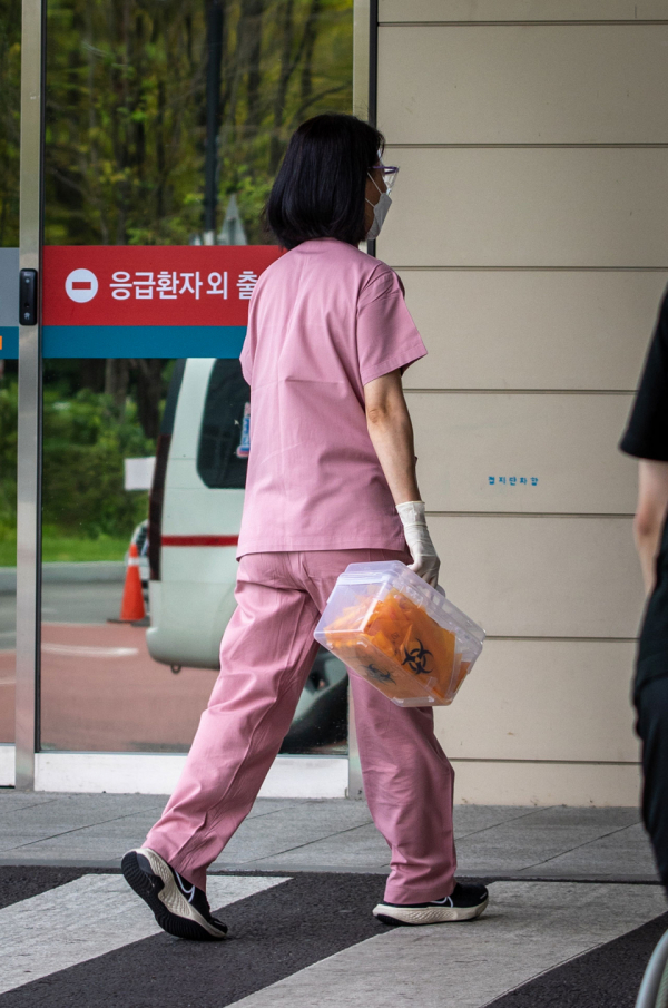 8월23일 서울아산병원 응급실 앞을 지나는 간호사. ⓒ김흥구